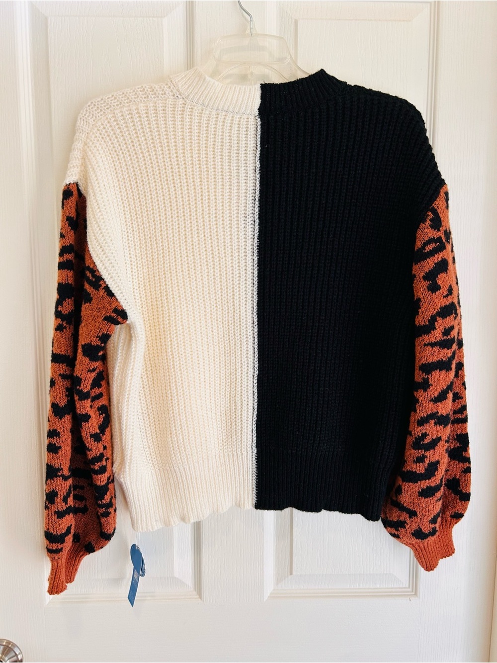 🐆 Cupshe Black & Cream V-Neck Sweater w/ Rust Leopard Sleeves 🐆 - Picture 6 of 7